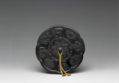 图片[2]-Lobed bronze mirror decorated with connected stylized flowers, middle Tang dynasty, 8th-9th century-China Archive
